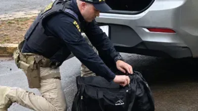 Motorista é preso com 6,5 kg de drogas escondidas em bolsa; Veja vídeo