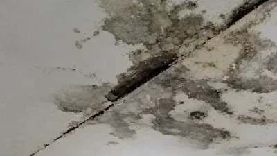 Teto de hospital vaza durante temporal e corredores ficam alagados; Veja vídeo