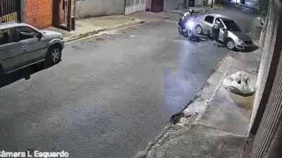 Câmera flagra idosa sendo rendida na porta de casa após voltar da igreja em Cuiabá; veja vídeo