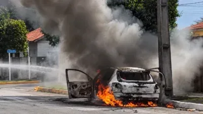 Carro pega fogo em avenida de Lucas do Rio Verde e mobiliza Corpo de Bombeiros; veja vídeo