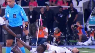 Jogador do Vasco perde a consciência após choque com adversário e assusta torcida em clássico; veja vídeo