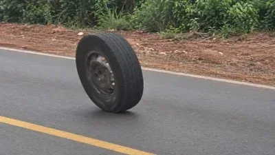 Roda de ônibus escolar se solta durante trajeto com alunos; Veja vídeo
