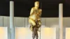 Estátua de Trump nu e coberto de ouro é exposta no Parlamento Europeu; veja vídeo