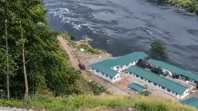 Deslizamento provoca inundação e destrói construções às margens de rio; Veja vídeo