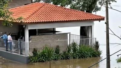 Rio sobe 3 metros em 14 horas e água avança sobre casas; veja vídeo