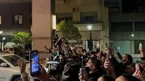 Torcida do Vasco confunde recém-casados com jogadores e protagoniza cena hilária na Argentina; veja vídeo