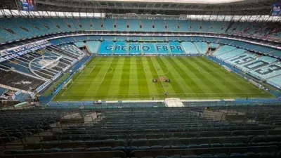 Torcedor do Grêmio é flagrado fazendo gestos semelhantes aos de macaco contra colorados e clube abre investigação
