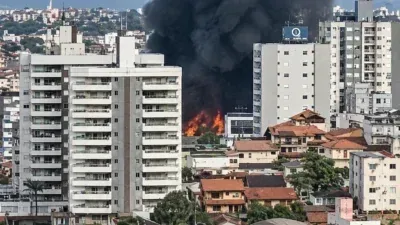 Galpão de autopeças pega fogo e fumaça preta toma conta da região; veja vídeo