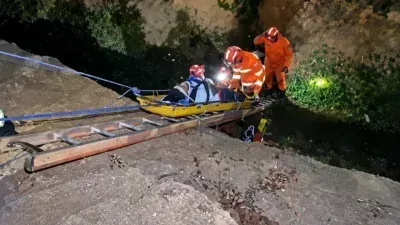 Jovens tentam fugir da polícia e caem de moto em buraco de 4 metros em Sinop; veja vídeo