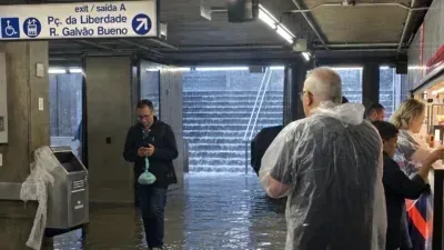 Chuva invade estação de Metrô e árvore desaba sobre veículos; veja vídeo