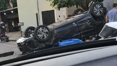 Motorista avança sinal de parada, bate em carro e provoca capotamento em Rondonópolis; veja vídeo